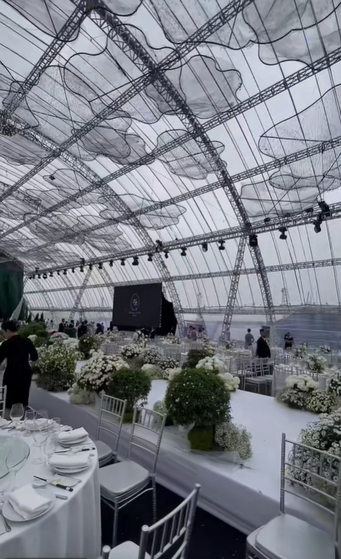 Mưa gió dữ dội làm rách rạp cưới chục tỷ của Viết Vương - Đỗ Hà, dàn xe tải được điều động gấp- Ảnh 8. Mưa gió dữ dội làm rách rạp cưới chục tỷ của Viết Vương - Đỗ Hà, dàn xe tải được điều động gấp- Ảnh 8.