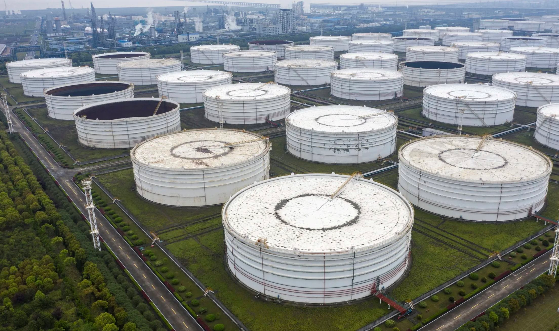 Láng giềng Việt Nam âm thầm tích trữ 135 nghìn tấn 'vàng lỏng' mỗi ngày: Xây kho dự trữ gần 300 triệu tấn, mua nhiều hơn mức tiêu thụ, chuyện gì đang xảy ra?- Ảnh 1.