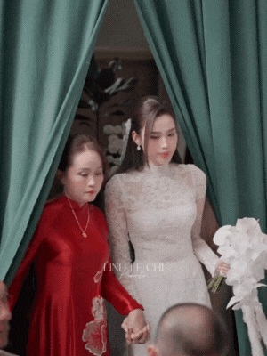 Mẹ Đỗ Hà không một nụ cười, gạt nước mắt khi đưa con gái về làm dâu hào môn- Ảnh 1. Mẹ Đỗ Hà không một nụ cười, gạt nước mắt khi đưa con gái về làm dâu hào môn- Ảnh 1.