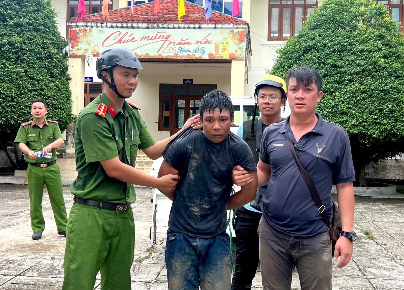 Bắt đối tượng dùng mã tấu chém vào đầu thành viên tổ an ninh xã- Ảnh 1.