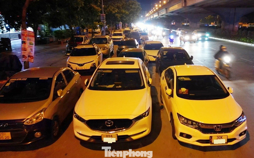 Cận cảnh tuyến đường được Trưởng Phòng CSGT Hà Nội nói 'về đêm là thành bãi xe khổng lồ'- Ảnh 2.