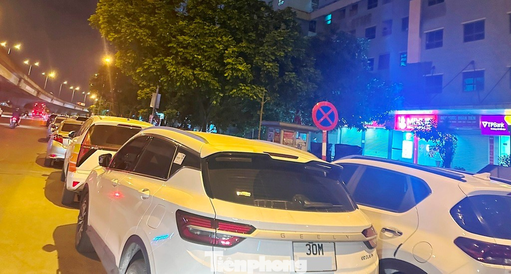 Cận cảnh tuyến đường được Trưởng Phòng CSGT Hà Nội nói 'về đêm là thành bãi xe khổng lồ'- Ảnh 3.