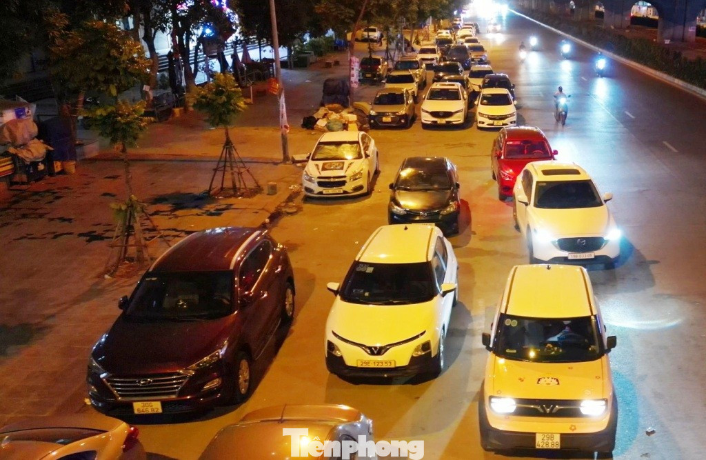 Cận cảnh tuyến đường được Trưởng Phòng CSGT Hà Nội nói 'về đêm là thành bãi xe khổng lồ'- Ảnh 5.