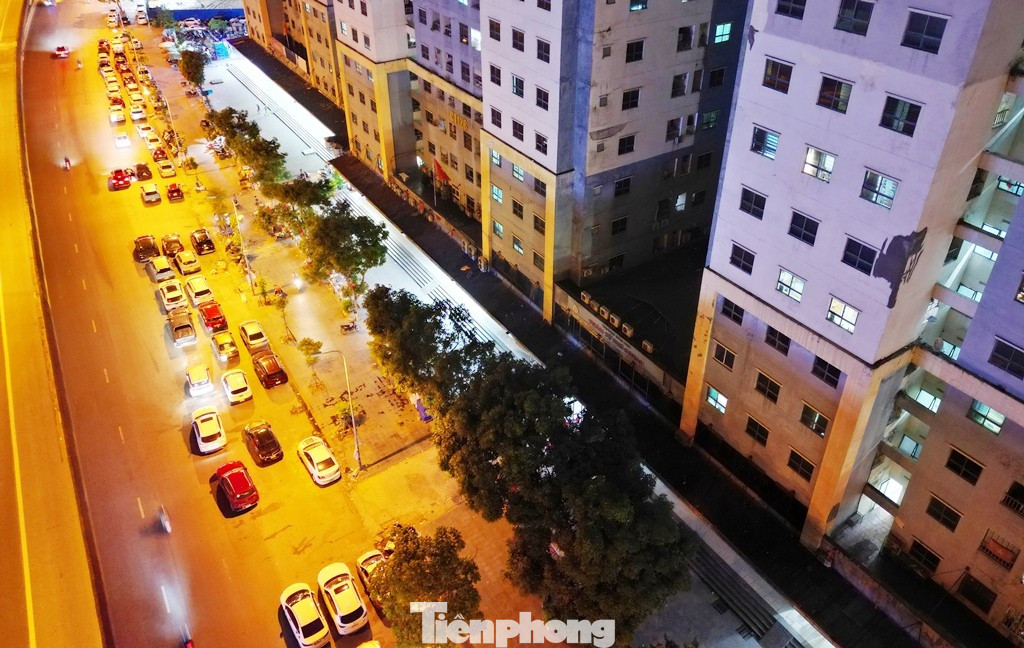 Cận cảnh tuyến đường được Trưởng Phòng CSGT Hà Nội nói 'về đêm là thành bãi xe khổng lồ'- Ảnh 1.
