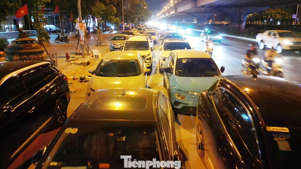 Cận cảnh tuyến đường được Trưởng Phòng CSGT Hà Nội nói 'về đêm là thành bãi xe khổng lồ'- Ảnh 8.