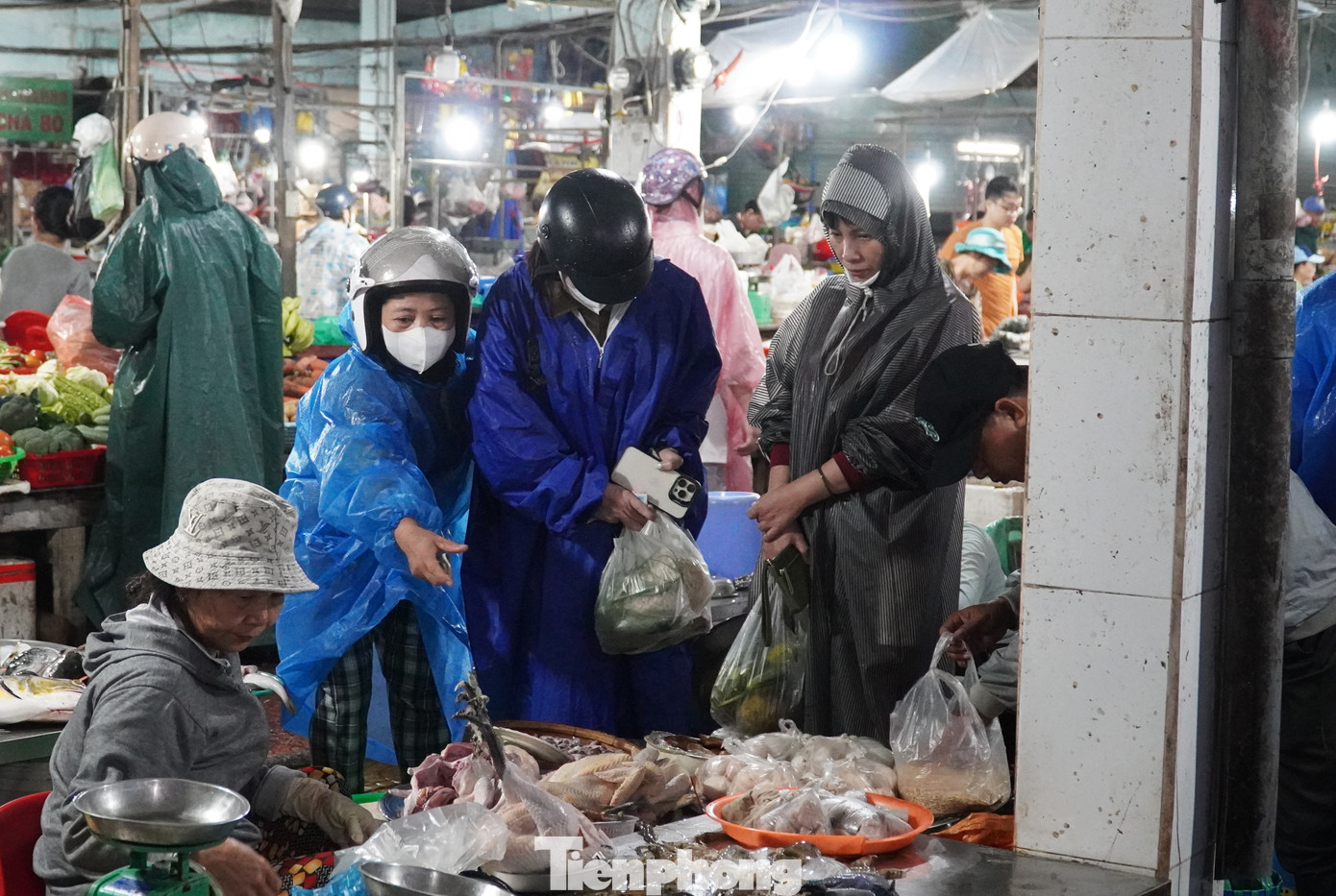 Người dân Đà Nẵng đi mua thực phẩm 'tích trữ 3 ngày' từ tinh mơ- Ảnh 16.