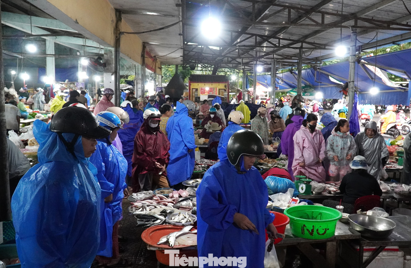 Người dân Đà Nẵng đi mua thực phẩm 'tích trữ 3 ngày' từ tinh mơ- Ảnh 1.