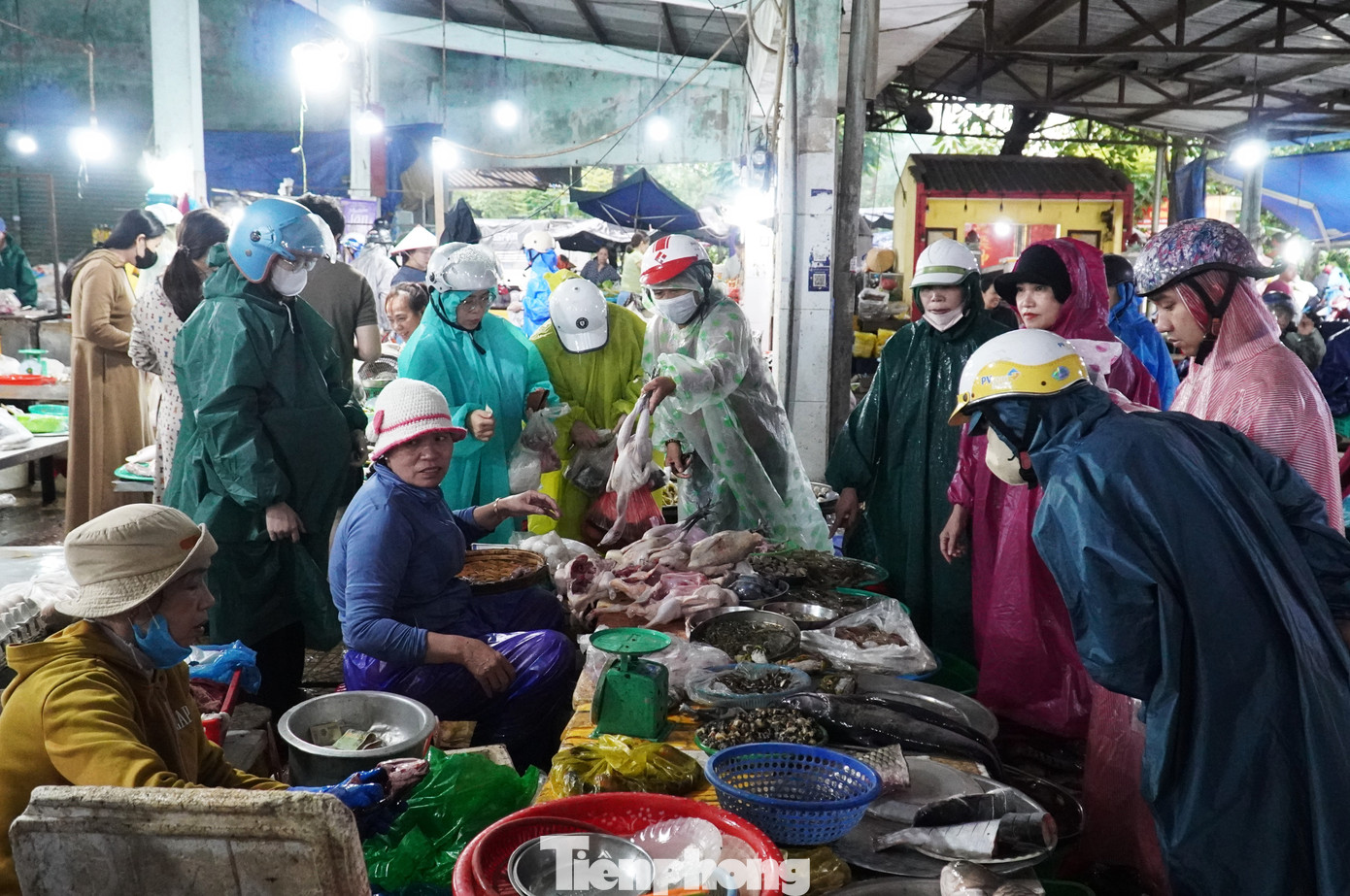 Người dân Đà Nẵng đi mua thực phẩm 'tích trữ 3 ngày' từ tinh mơ- Ảnh 2.