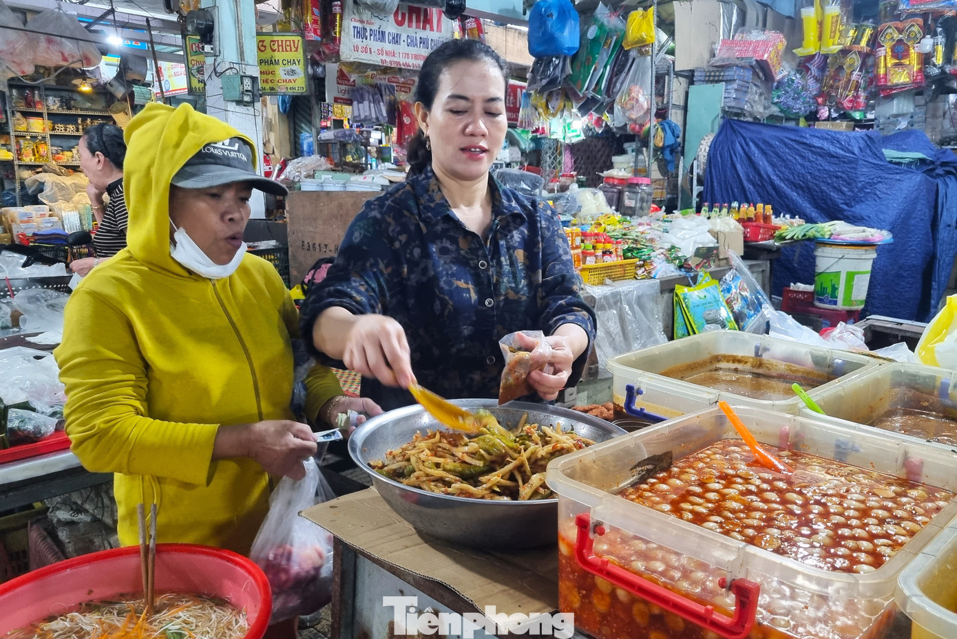 Người dân Đà Nẵng đi mua thực phẩm 'tích trữ 3 ngày' từ tinh mơ- Ảnh 8.