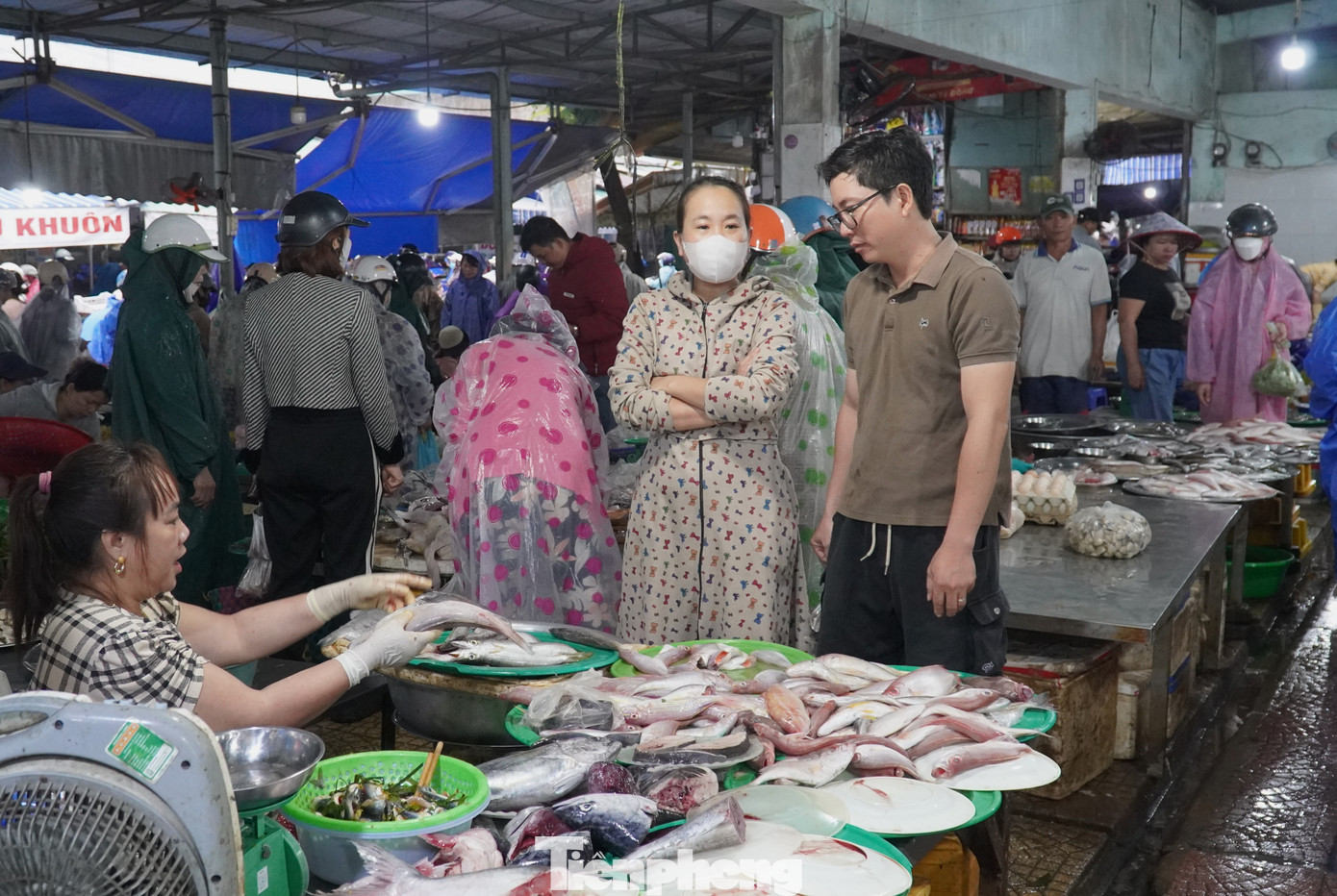 Người dân Đà Nẵng đi mua thực phẩm 'tích trữ 3 ngày' từ tinh mơ- Ảnh 18.