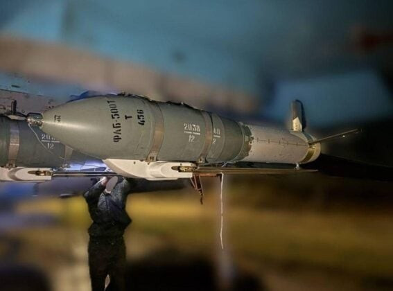 Vũ kh&iacute; bay hơn 200 km lần đầu lộ ảnh giữa chiến sự- Ảnh 1.