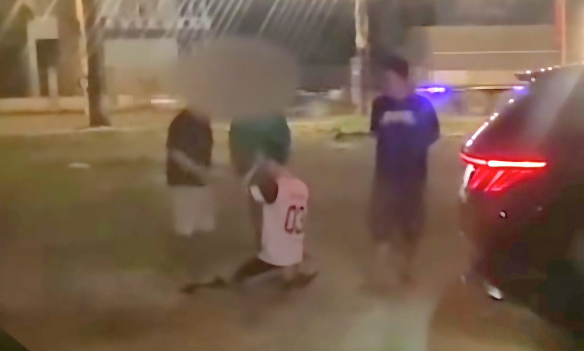 Một thanh ni&ecirc;n bị t&aacute;t tới tấp v&agrave;o mặt, bắt quỳ gối giữa đường- Ảnh 1.