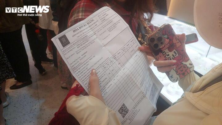 Kh&aacute;ch vội b&aacute;n v&agrave;ng khi gi&aacute; giảm kỷ lục, 'c&ograve;' lập tức thu mua sạch- Ảnh 4.