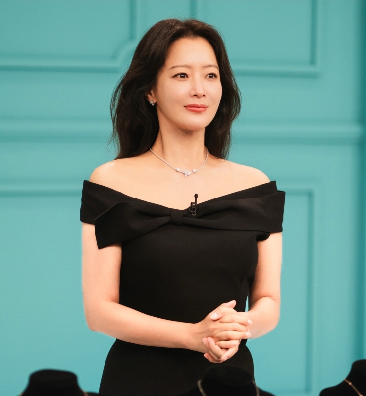 Nhìn mỹ nhân này mà khí chất minh tinh ập thẳng vào mắt: Đẹp đến không thể thở nổi, bảo sao tự nhận đẹp hơn Song Hye Kyo- Ảnh 1.