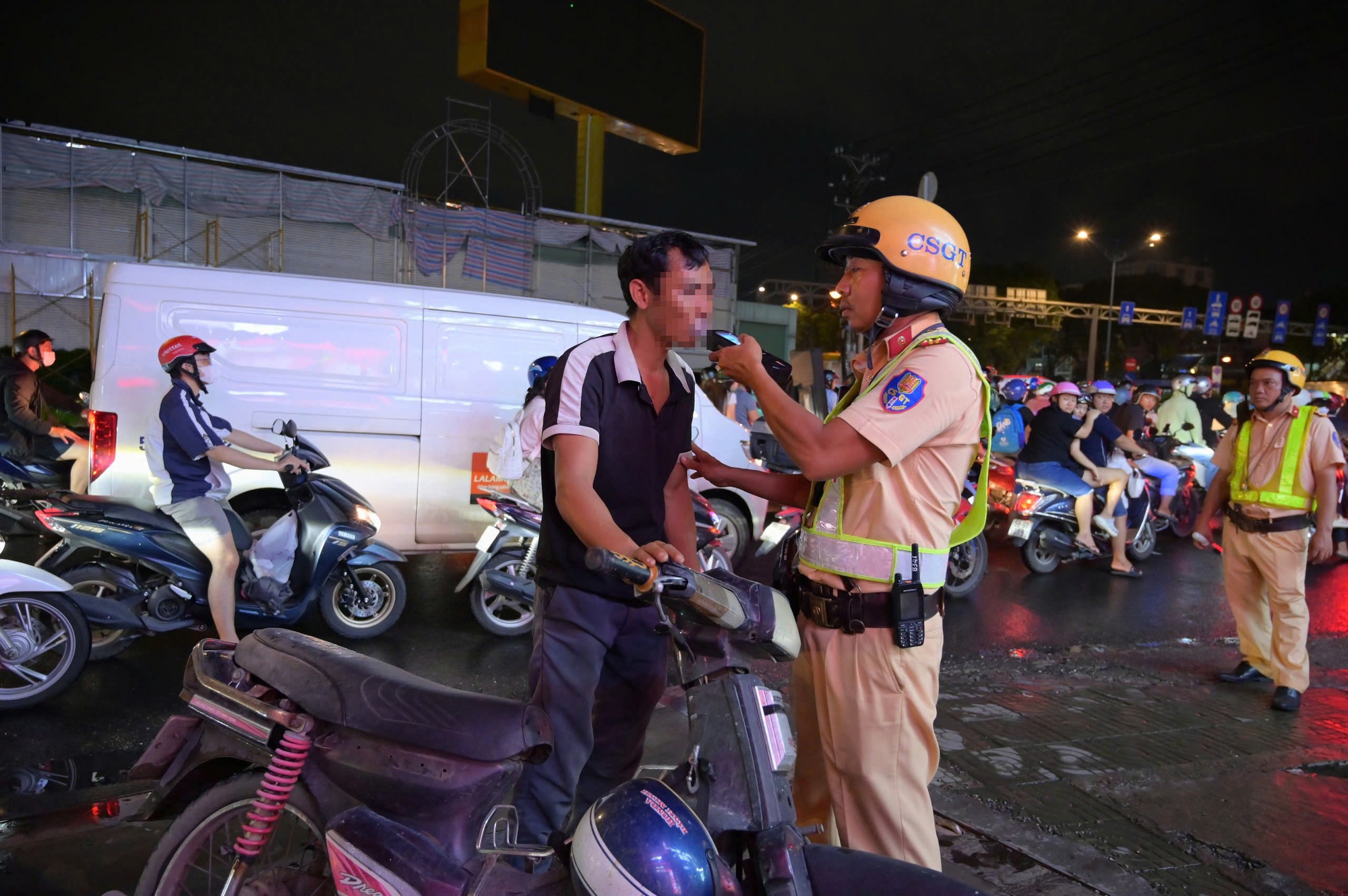 Khi "ma men" viện cớ- Ảnh 1. Khi "ma men" viện cớ- Ảnh 1.