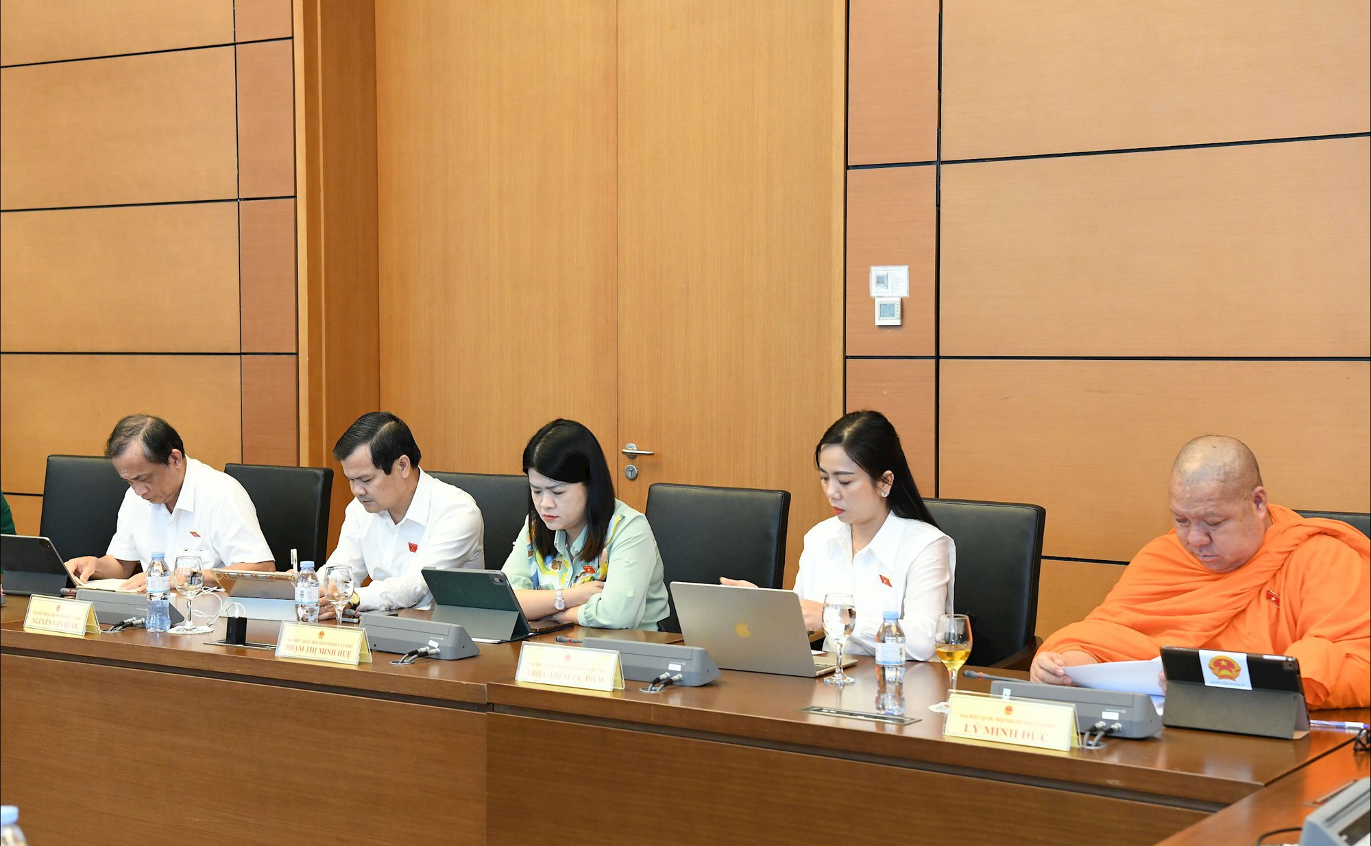 Đại biểu Quốc hội kiến nghị bỏ mô hình Đại học vùng, tinh gọn bộ máy, xoá cấp trung gian- Ảnh 6. Đại biểu Quốc hội kiến nghị bỏ mô hình Đại học vùng, tinh gọn bộ máy, xoá cấp trung gian- Ảnh 6.