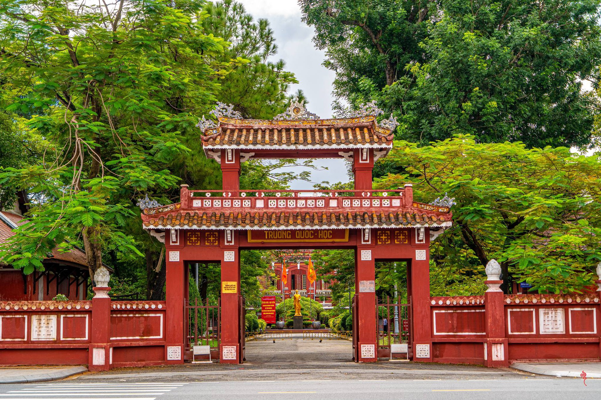 Đi đâu để tìm ngôi trường đỉnh cỡ này: Lập kỷ lục 8 lần đón cầu truyền hình, 3 lần vô địch Olympia, kiến trúc đẹp tựa châu Âu!- Ảnh 3.