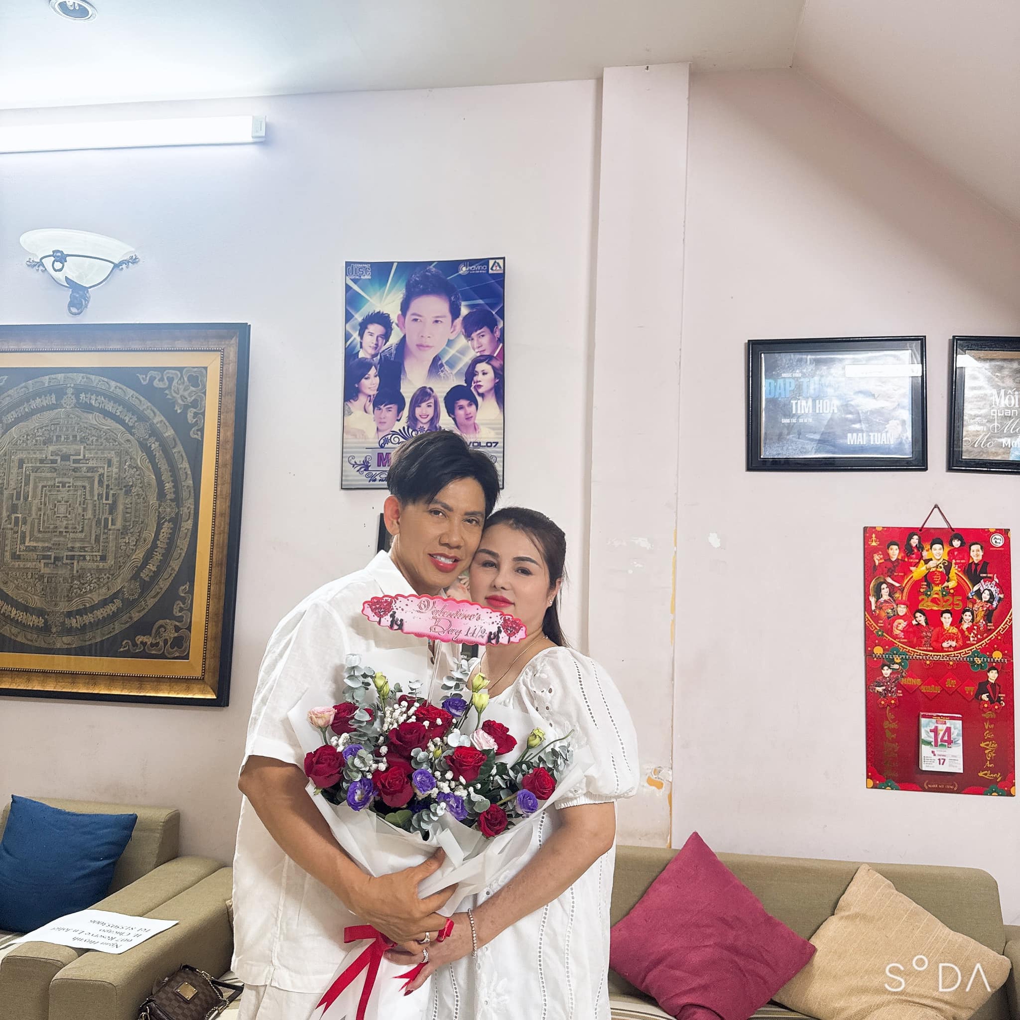 Ngoại hình nam ca sĩ U60 mới công khai bạn gái, thần thái trẻ trung hiếm thấy- Ảnh 6. Ngoại hình nam ca sĩ U60 mới công khai bạn gái, thần thái trẻ trung hiếm thấy- Ảnh 6.