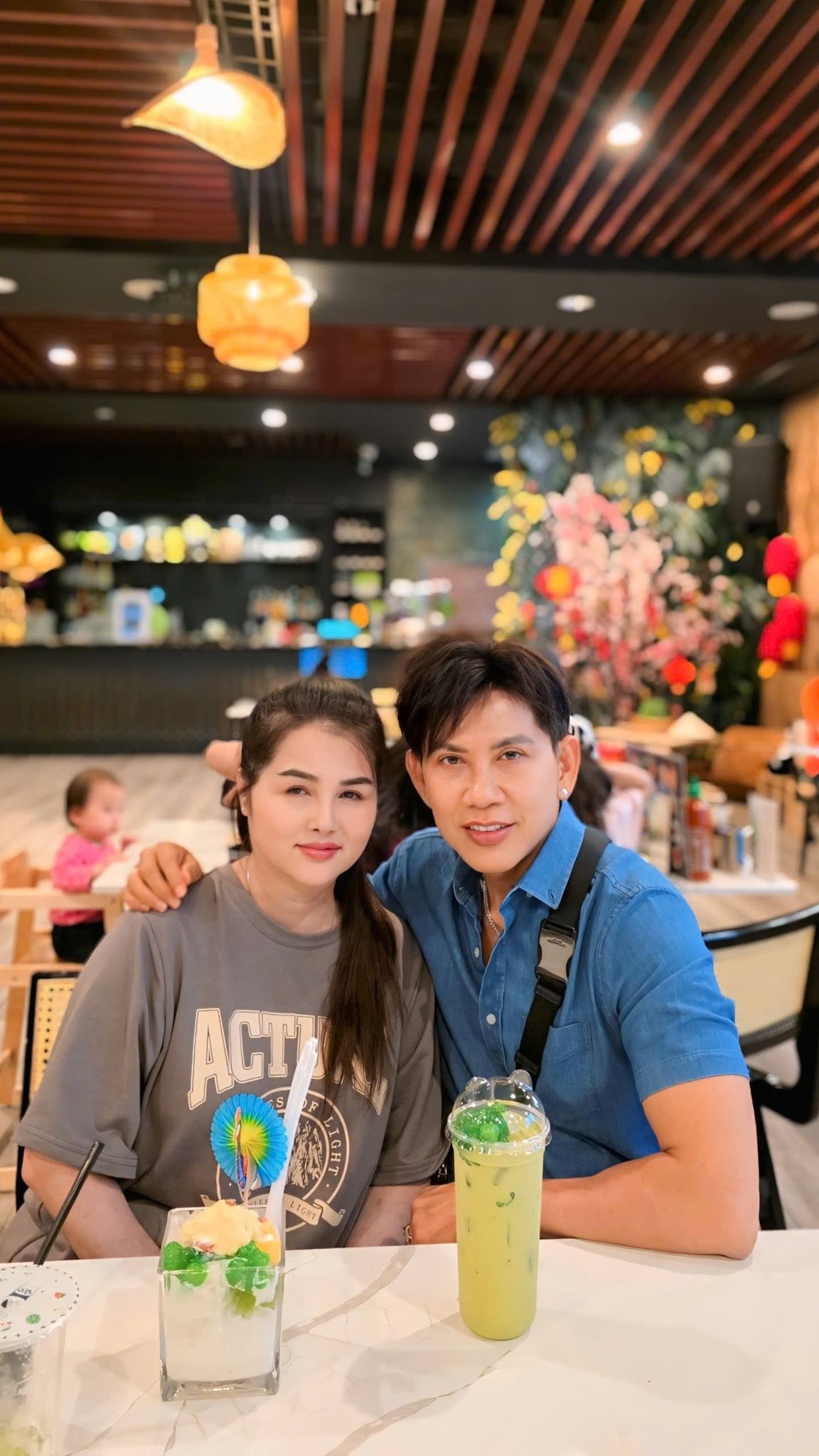 Ngoại hình nam ca sĩ U60 mới công khai bạn gái, thần thái trẻ trung hiếm thấy- Ảnh 5. Ngoại hình nam ca sĩ U60 mới công khai bạn gái, thần thái trẻ trung hiếm thấy- Ảnh 5.