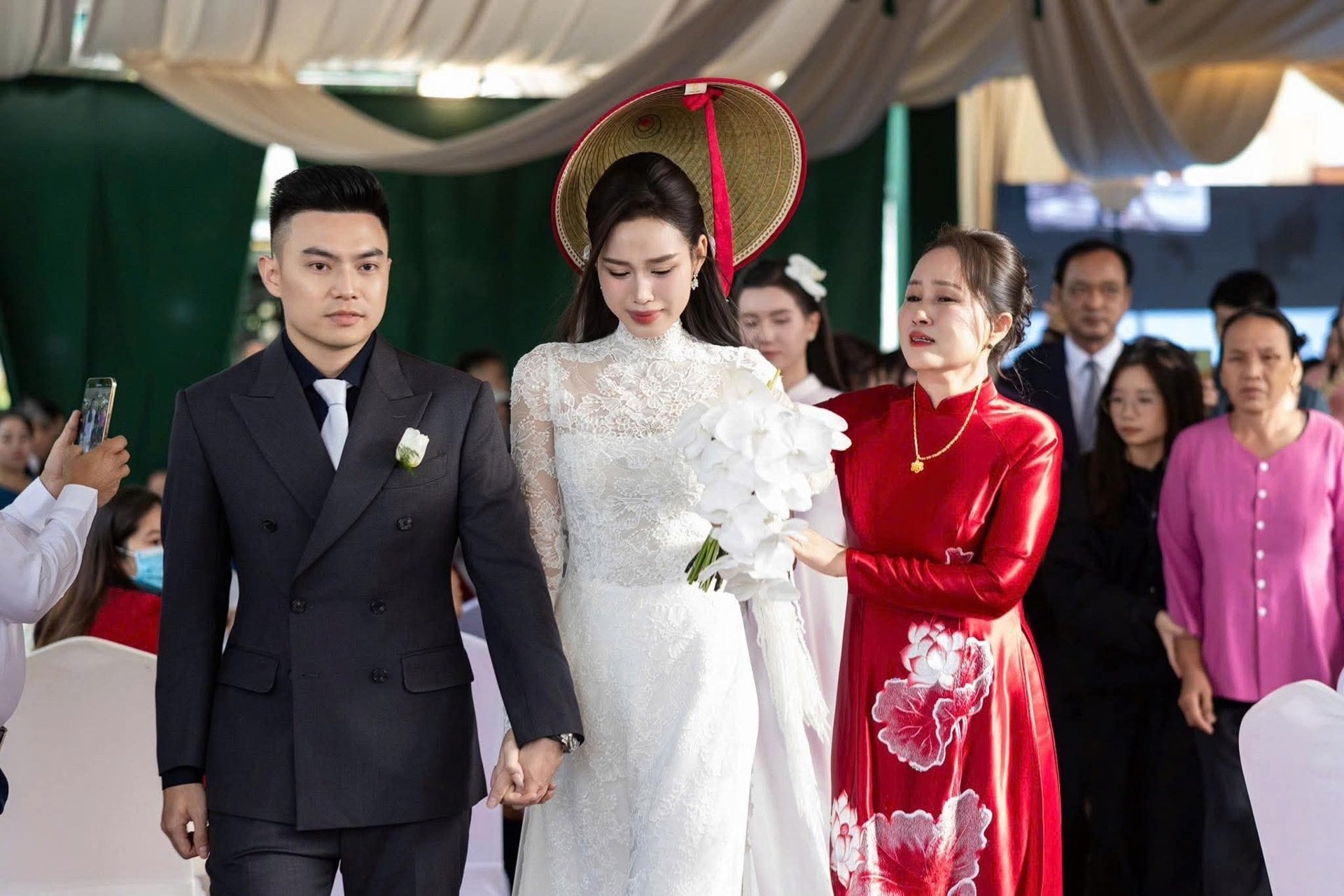 L&yacute; giải cơn sốt đ&aacute;m cưới Viết Vương - Hoa hậu Đỗ H&agrave; ở qu&ecirc; nh&agrave; Thanh H&oacute;a, Quảng Trị- Ảnh 15.