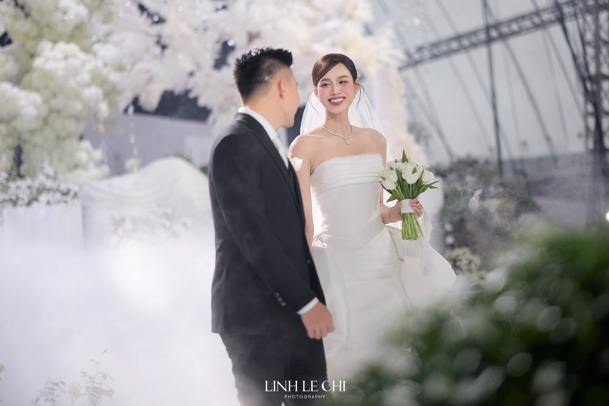 Chị đẹp siêu mẫu làm 1 điều ở hôn lễ thế kỷ của Hoa hậu Đỗ Hà và chồng thiếu gia- Ảnh 1. Chị đẹp siêu mẫu làm 1 điều ở hôn lễ thế kỷ của Hoa hậu Đỗ Hà và chồng thiếu gia- Ảnh 1.