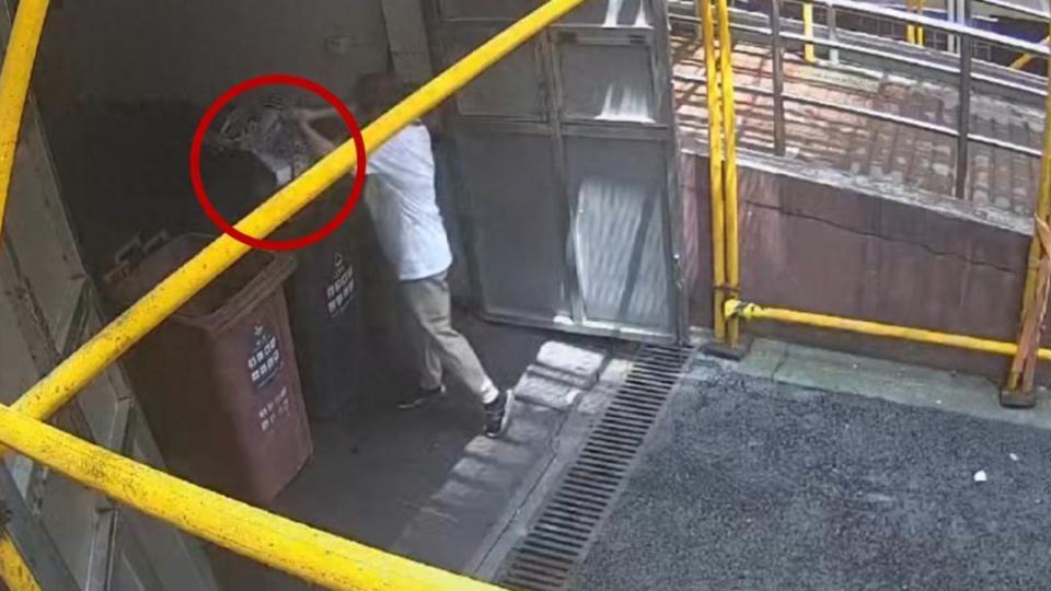 Con gái dọn nhà vứt vàng trị giá gần 2 tỷ đồng của mẹ vào thùng rác: Trích xuất camera khiến nữ sinh “không tin vào mắt mình”- Ảnh 1. Con gái dọn nhà vứt vàng trị giá gần 2 tỷ đồng của mẹ vào thùng rác: Trích xuất camera khiến nữ sinh “không tin vào mắt mình”- Ảnh 1.