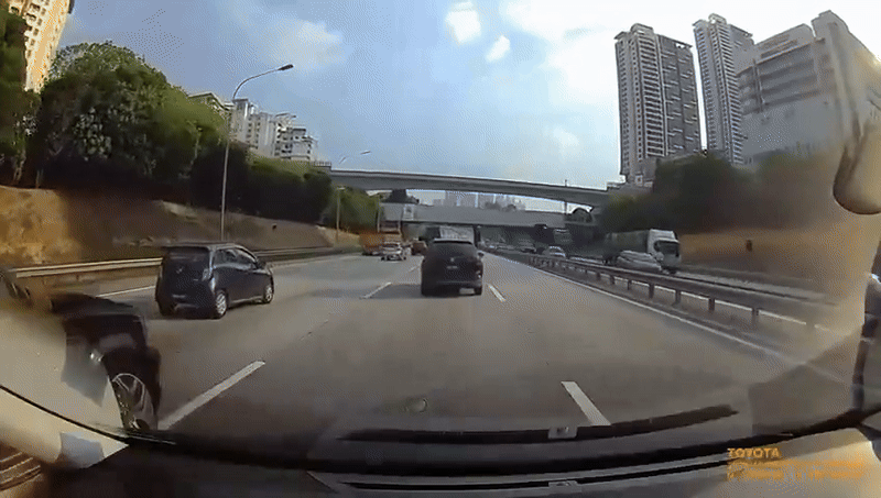 Chiếc Range Rover phóng với tốc độ "bàn thờ" rồi gây họa, video hiện trường khiến ai cũng kinh hãi- Ảnh 1. Chiếc Range Rover phóng với tốc độ "bàn thờ" rồi gây họa, video hiện trường khiến ai cũng kinh hãi- Ảnh 1.