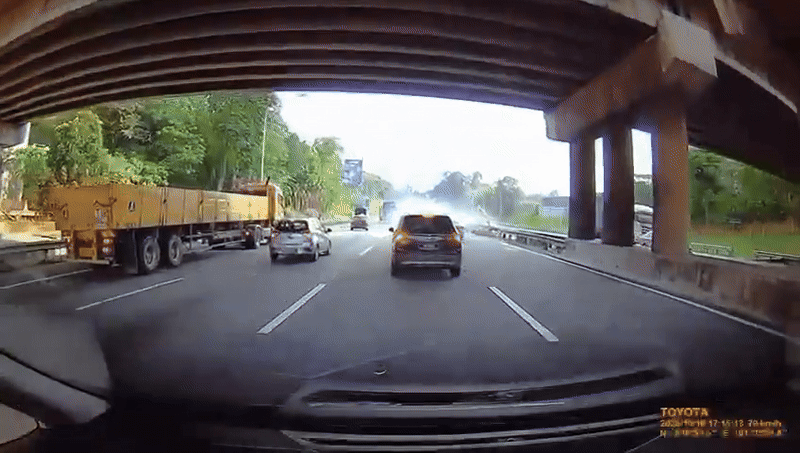 Chiếc Range Rover phóng với tốc độ "bàn thờ" rồi gây họa, video hiện trường khiến ai cũng kinh hãi- Ảnh 2. Chiếc Range Rover phóng với tốc độ "bàn thờ" rồi gây họa, video hiện trường khiến ai cũng kinh hãi- Ảnh 2.