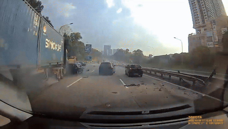 Chiếc Range Rover phóng với tốc độ "bàn thờ" rồi gây họa, video hiện trường khiến ai cũng kinh hãi- Ảnh 3. Chiếc Range Rover phóng với tốc độ "bàn thờ" rồi gây họa, video hiện trường khiến ai cũng kinh hãi- Ảnh 3.