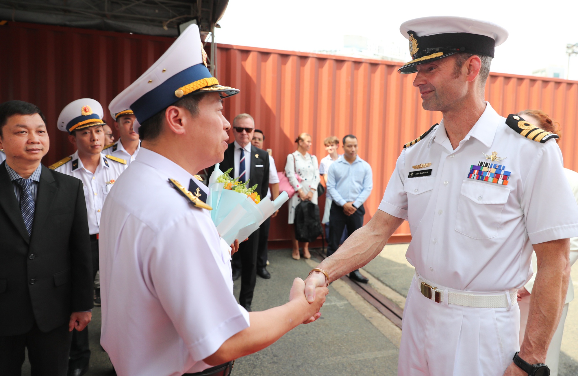 VIDEO: Thuỷ thủ tàu hải quân lớn nhất New Zealand nhảy điệu haka khi đến TP HCM- Ảnh 2.