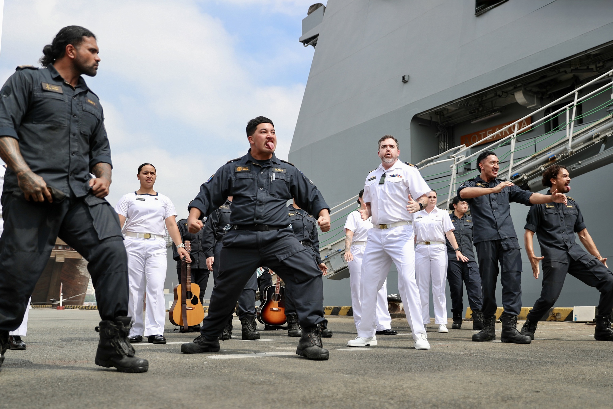 VIDEO: Thuỷ thủ tàu hải quân lớn nhất New Zealand nhảy điệu haka khi đến TP HCM- Ảnh 4.