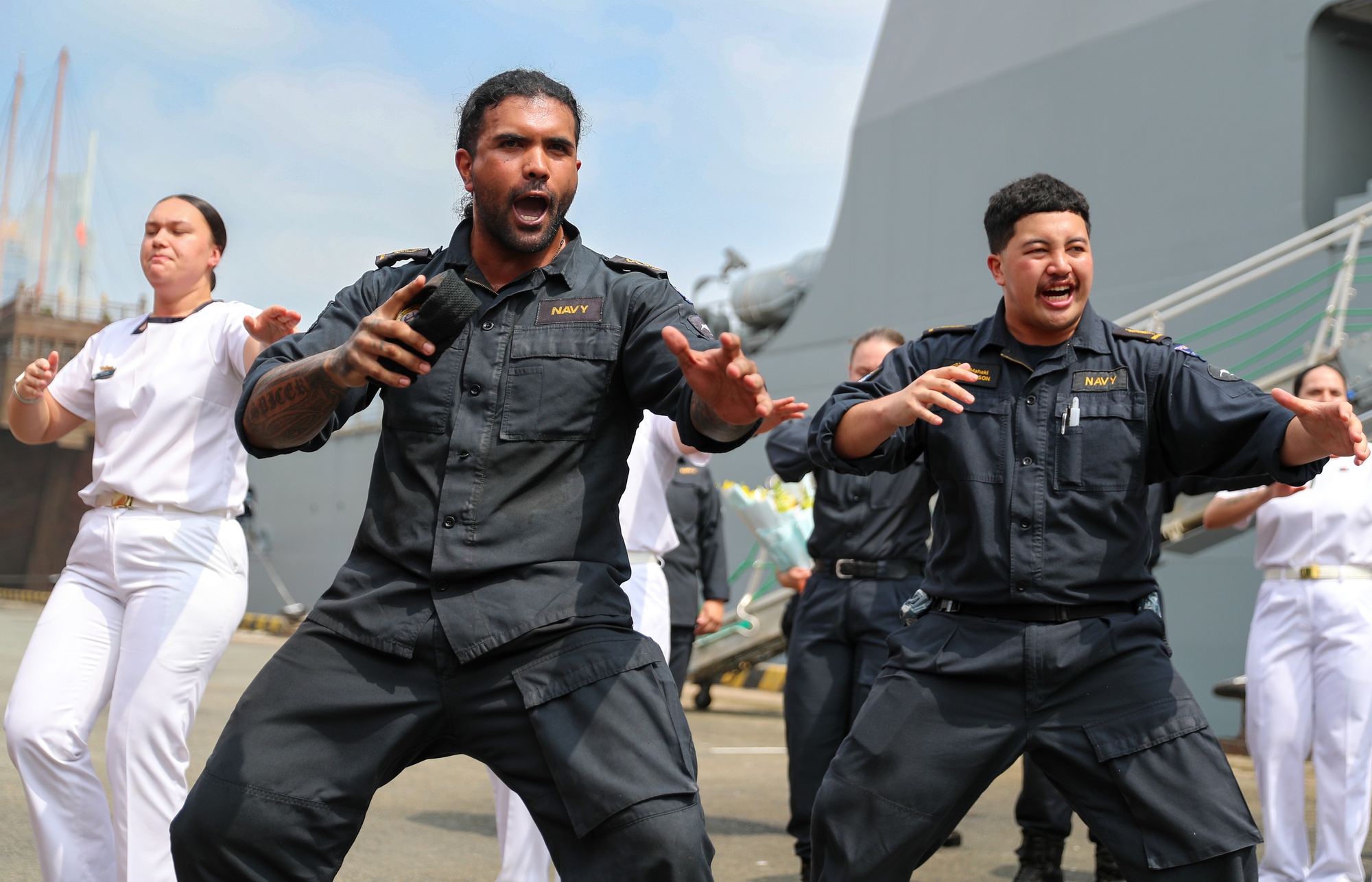 VIDEO: Thuỷ thủ tàu hải quân lớn nhất New Zealand nhảy điệu haka khi đến TP HCM- Ảnh 5.