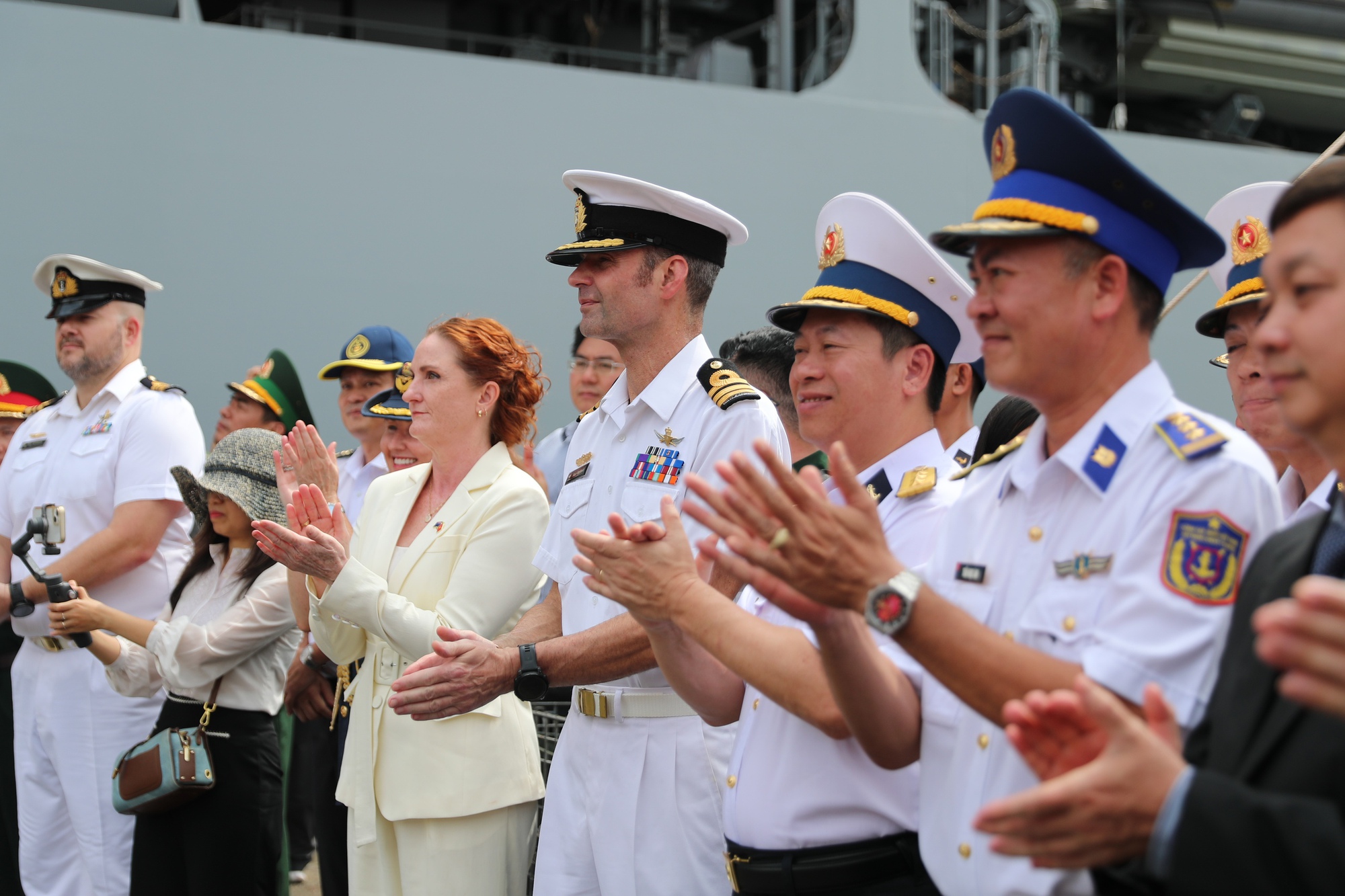 VIDEO: Thuỷ thủ tàu hải quân lớn nhất New Zealand nhảy điệu haka khi đến TP HCM- Ảnh 6.