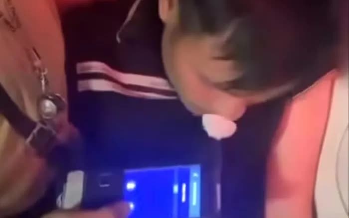 Tài xế say xỉn đứng không vững nhưng vẫn điều khiển xe ô tô- Ảnh 1. Tài xế say xỉn đứng không vững nhưng vẫn điều khiển xe ô tô- Ảnh 1.
