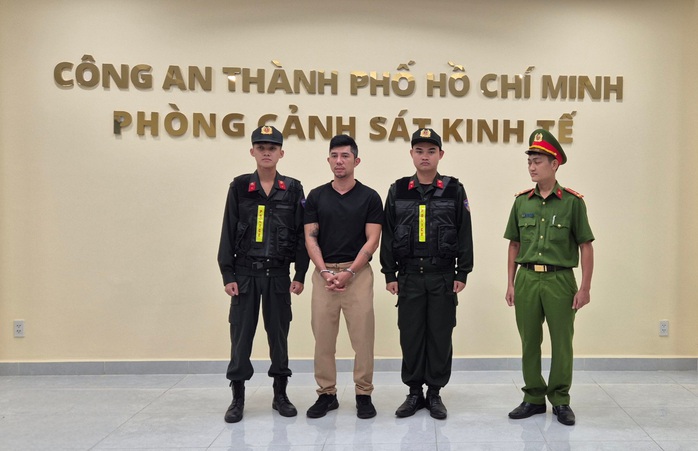 Công an TP HCM bắt ca sĩ Lương Bằng Quang- Ảnh 1. Công an TP HCM bắt ca sĩ Lương Bằng Quang- Ảnh 1.