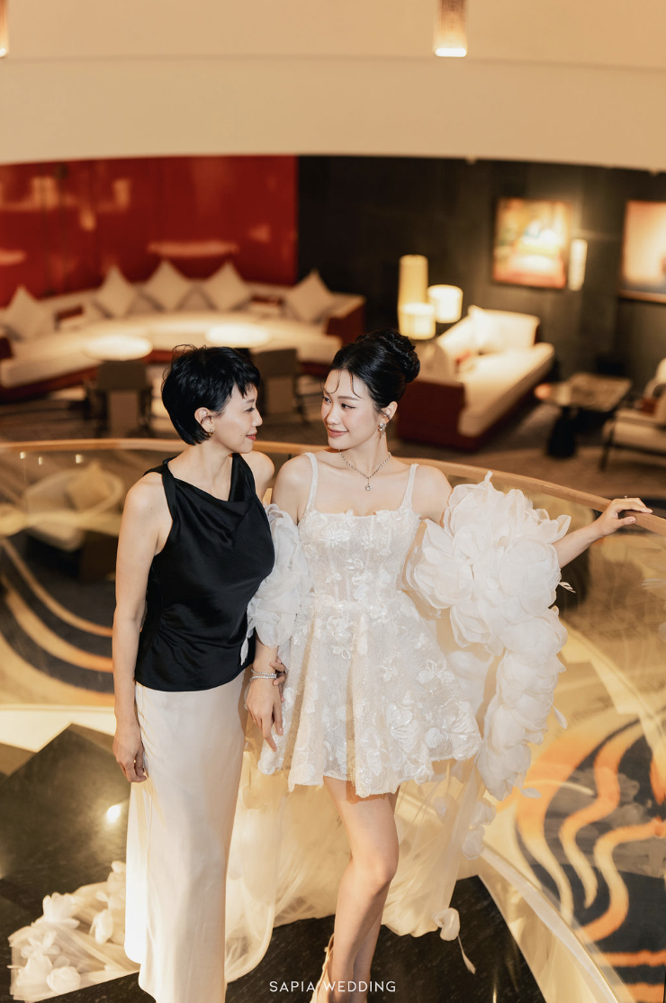 "Chị mẹ" của Doãn Hải My - bà ngoại sành điệu, gợi cảm tuổi U50, thể hiện 1 điều cực tinh tế khi chụp hình cùng con gái- Ảnh 3.