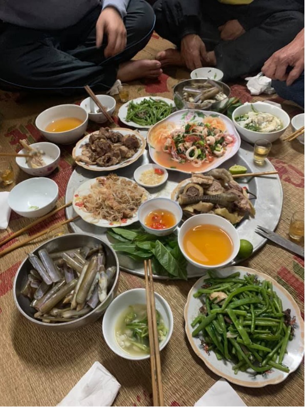 Gắp đồ ăn cho thông gia tương lai, người phụ nữ ngượng Gắp đồ ăn cho thông gia tương lai, người phụ nữ ngượng