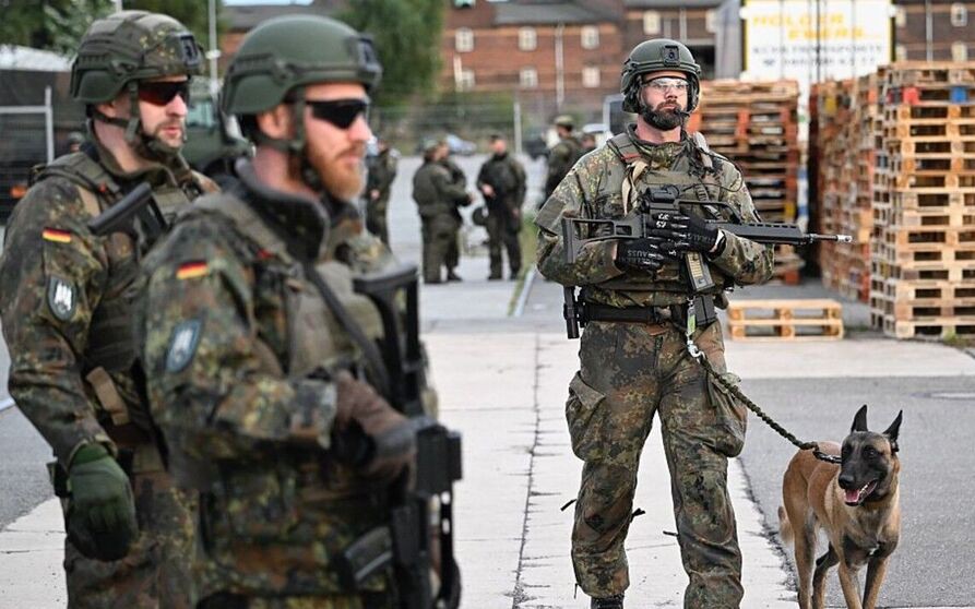 Không báo dân, quân cảnh hóa 'kẻ lạ có vũ trang' – cảnh sát nổ súng tự vệ: Tập trận Đức đại hỗn loạn