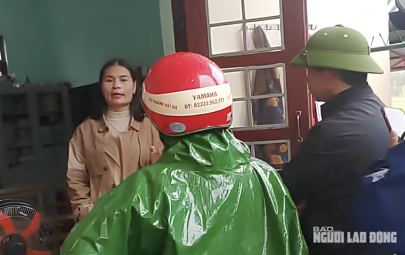 Phó hiệu trưởng bị đình chỉ bất ngờ trở lại trường, học sinh hô vang “Cô Huế về đi!”- Ảnh 2. Phó hiệu trưởng bị đình chỉ bất ngờ trở lại trường, học sinh hô vang “Cô Huế về đi!”- Ảnh 2.