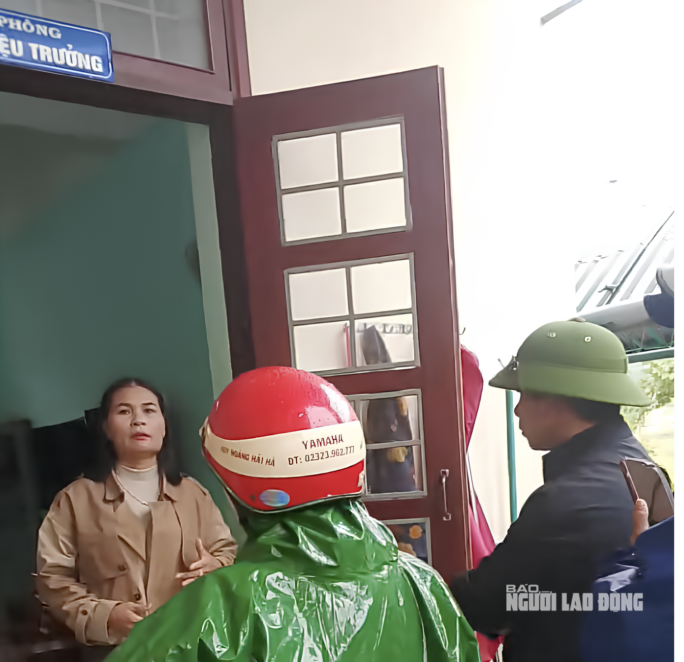 Phó hiệu trưởng bị đình chỉ bất ngờ trở lại trường, học sinh hô vang “Cô Huế về đi!”- Ảnh 1. Phó hiệu trưởng bị đình chỉ bất ngờ trở lại trường, học sinh hô vang “Cô Huế về đi!”- Ảnh 1.