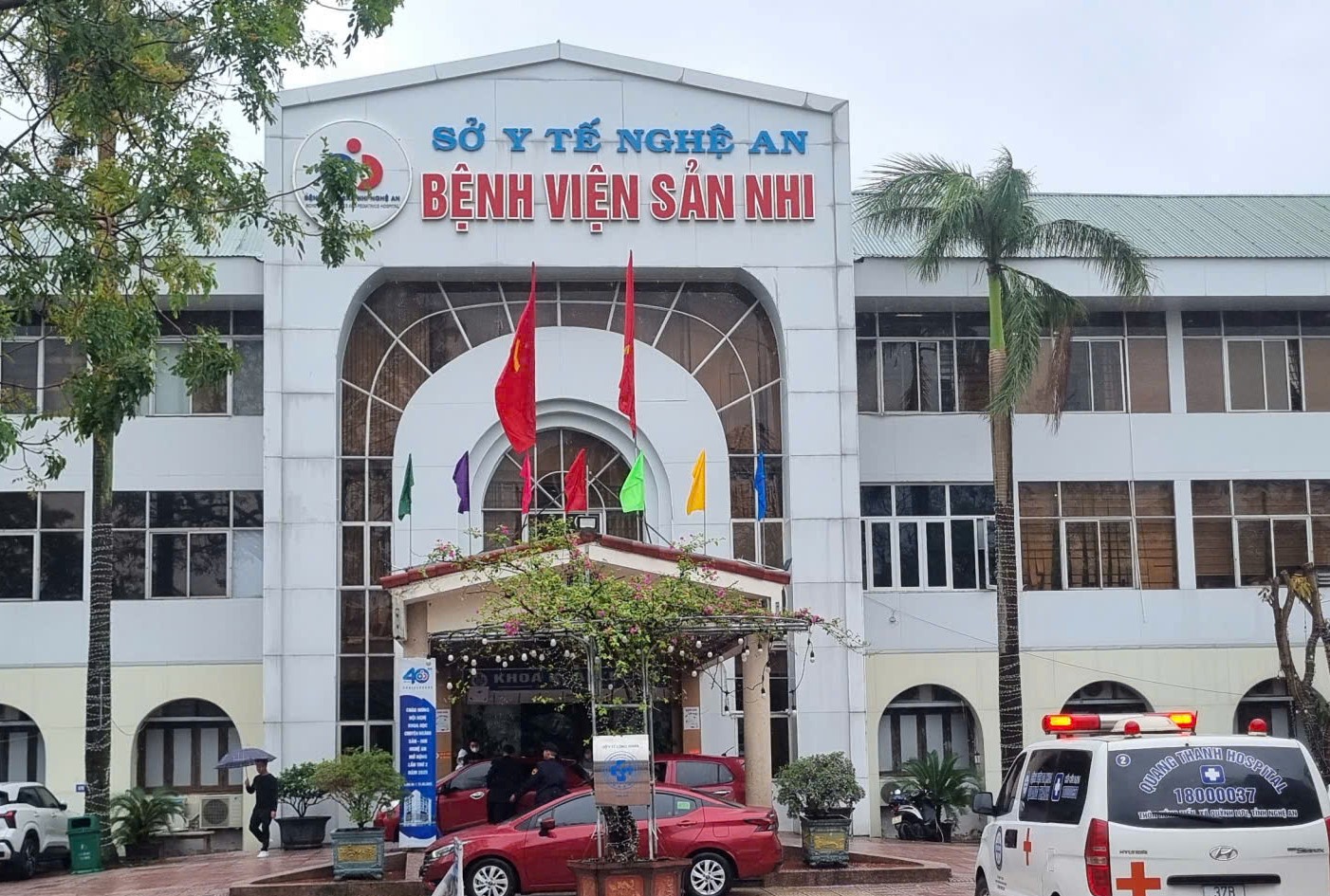 Vụ cầm dao đâm 7 người bị thương trong bệnh viện: Thêm thông tin "lạnh người"- Ảnh 2. Vụ cầm dao đâm 7 người bị thương trong bệnh viện: Thêm thông tin "lạnh người"- Ảnh 2.