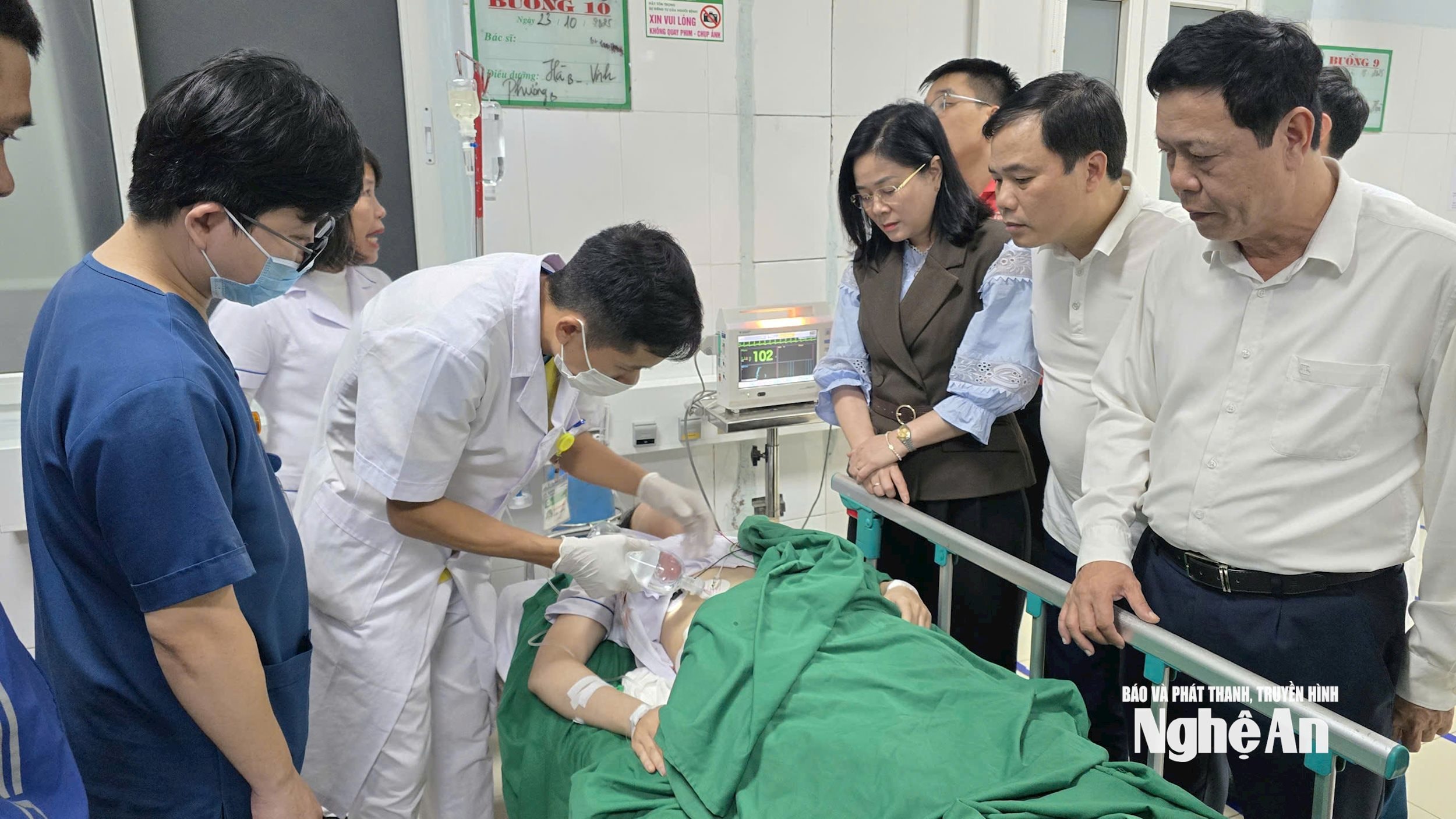 Vụ đối tượng đâm nhiều người bị thương ở BV Sản Nhi Nghệ An: Vào thăm vợ sinh con rồi gây ra chuyện- Ảnh 2. Vụ đối tượng đâm nhiều người bị thương ở BV Sản Nhi Nghệ An: Vào thăm vợ sinh con rồi gây ra chuyện- Ảnh 2.