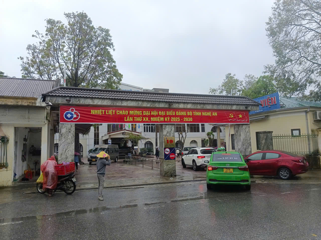 VIDEO: G&atilde; đ&agrave;n &ocirc;ng d&ugrave;ng hung kh&iacute; tấn c&ocirc;ng khiến nhiều người trong bệnh viện bị thương- Ảnh 1.