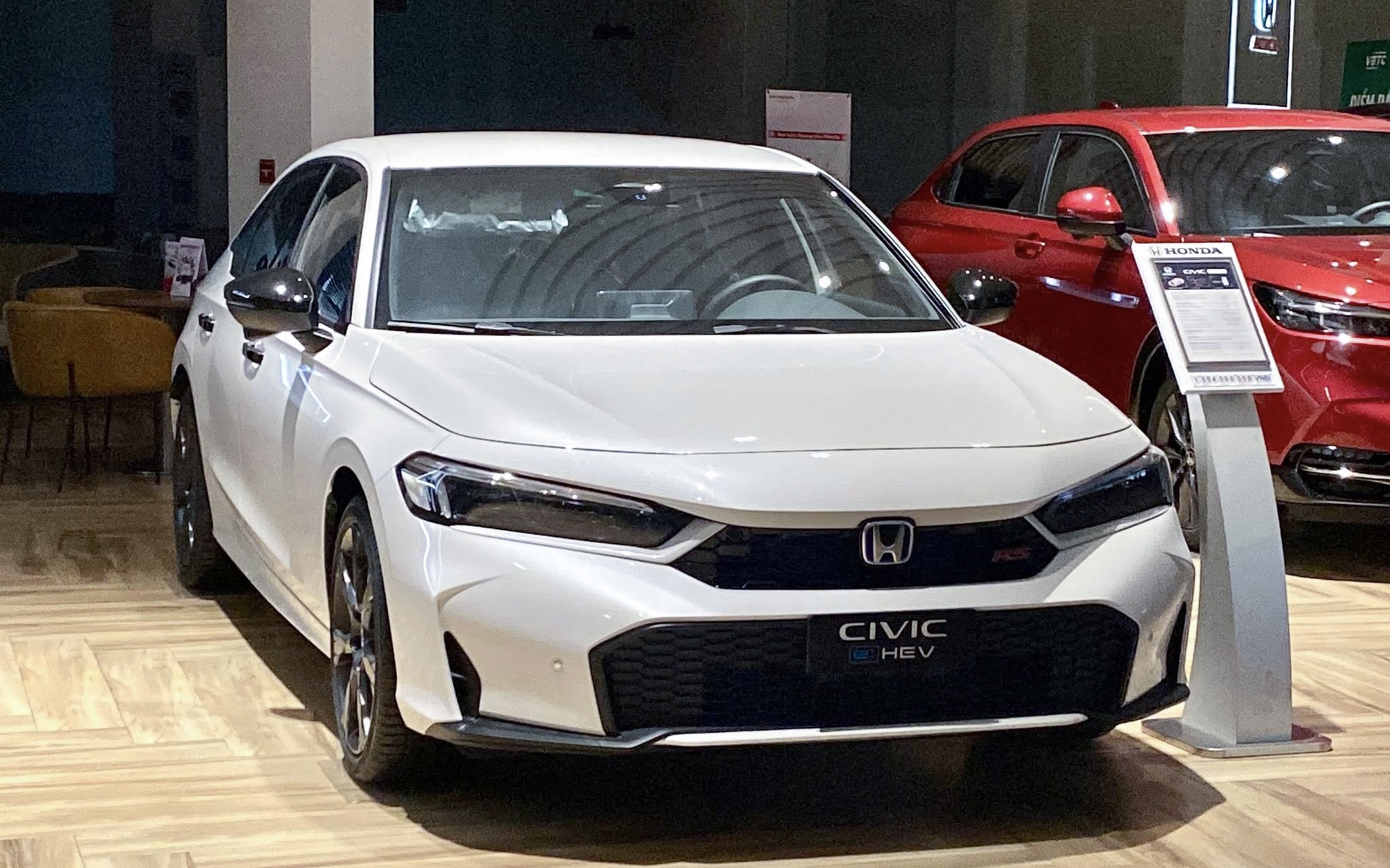 Đúng 1 năm trước, loạt xe mới mở bán tại Việt Nam: Có cả sedan, SUV, bán tải, các mẫu hybrid từng 'hot' nay giảm giá cả trăm triệu đồng- Ảnh 2.