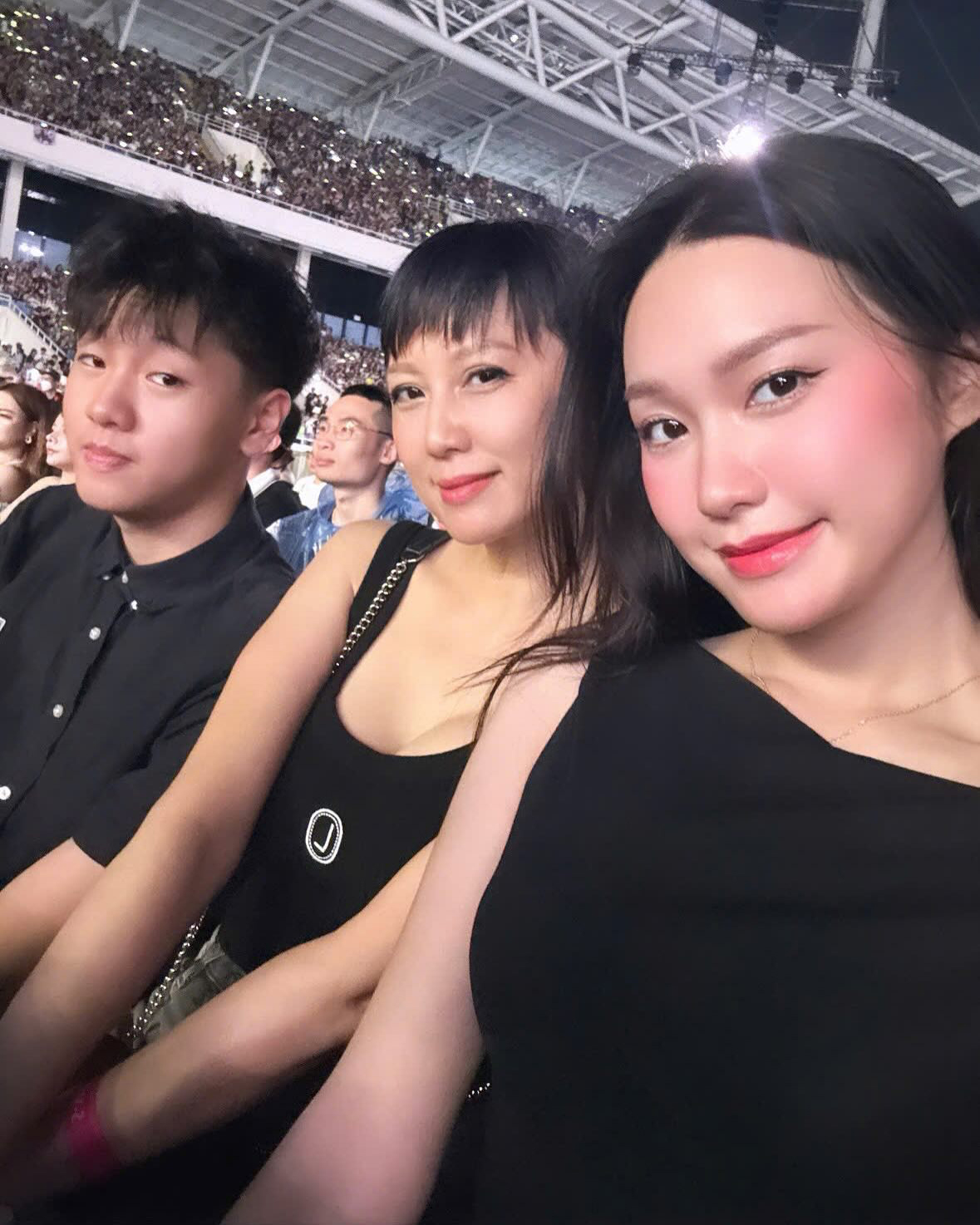 "Chị mẹ" của Doãn Hải My - bà ngoại sành điệu, gợi cảm tuổi U50, thể hiện 1 điều cực tinh tế khi chụp hình cùng con gái- Ảnh 9.