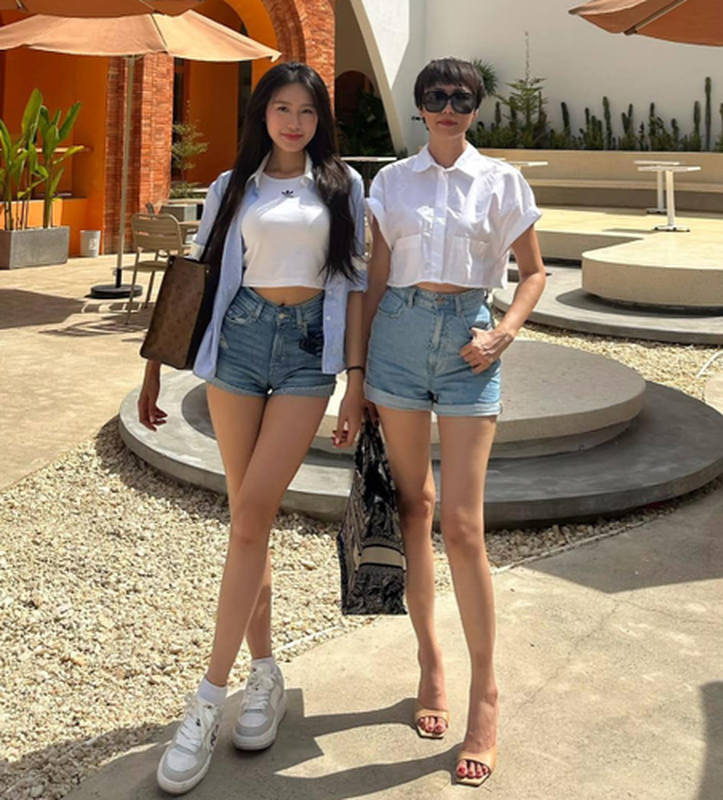 "Chị mẹ" của Doãn Hải My - bà ngoại sành điệu, gợi cảm tuổi U50, thể hiện 1 điều cực tinh tế khi chụp hình cùng con gái- Ảnh 10.