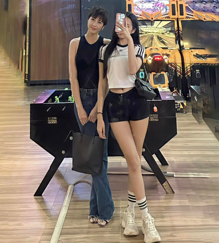 "Chị mẹ" của Doãn Hải My - bà ngoại sành điệu, gợi cảm tuổi U50, thể hiện 1 điều cực tinh tế khi chụp hình cùng con gái- Ảnh 11.