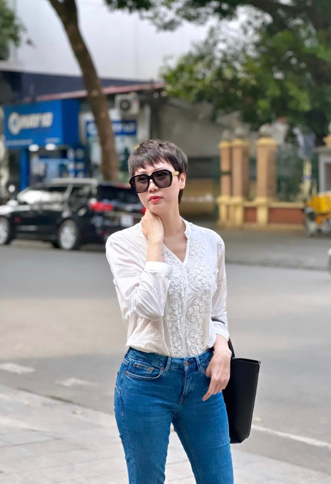 "Chị mẹ" của Doãn Hải My - bà ngoại sành điệu, gợi cảm tuổi U50, thể hiện 1 điều cực tinh tế khi chụp hình cùng con gái- Ảnh 7.