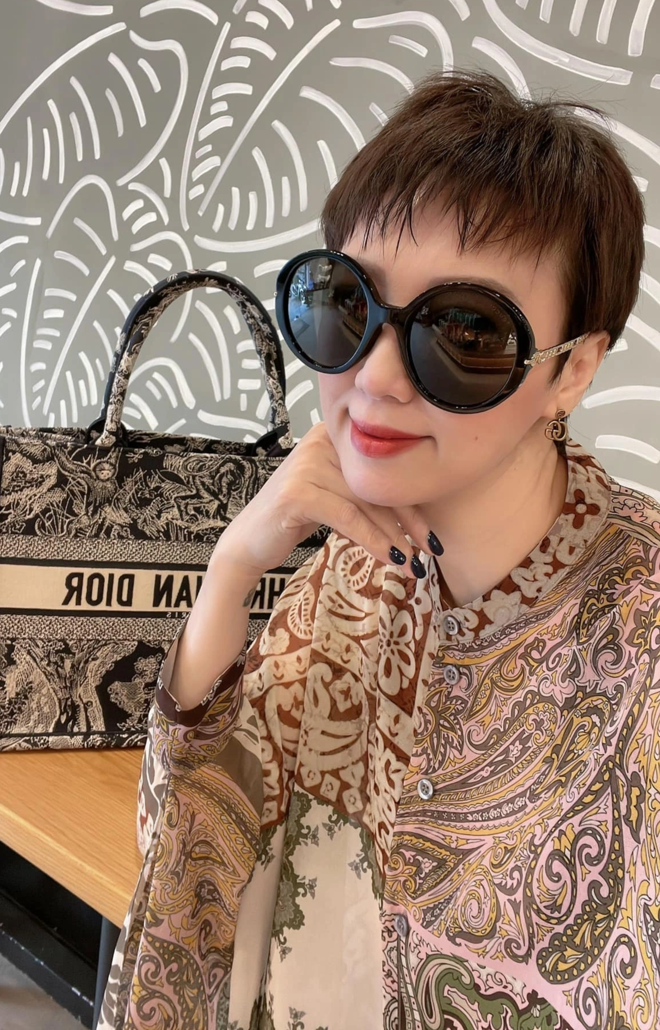 "Chị mẹ" của Doãn Hải My - bà ngoại sành điệu, gợi cảm tuổi U50, thể hiện 1 điều cực tinh tế khi chụp hình cùng con gái- Ảnh 6.