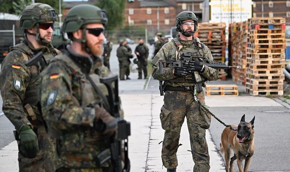 Không báo dân, quân cảnh hóa 'kẻ lạ có vũ trang' – cảnh sát nổ súng tự vệ: Tập trận Đức đại hỗn loạn- Ảnh 1.